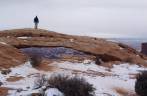 Caminhando sobre o Mesa Arch, no Canyonlands National Park, região de Moab, em Utah, nos Estados Unidos